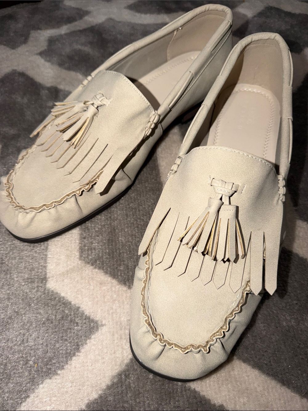 Men’s sz 11 fringe stone color soft velvety loafers
